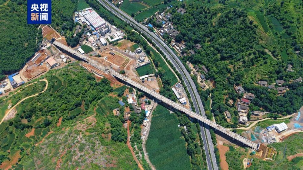 在高铁上用小型电煮锅?12306回应→开元ky棋牌7点出发|冲上热搜!有人(图4) 在高铁上用小型电煮锅?12306回应→开元ky棋牌7点出发|冲上热搜!有人(图4)